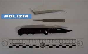 Scopri di più sull'articolo Adrano, fermato 21enne con coltello e arnesi da scasso: denunciato dalla Polizia di Stato