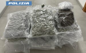 Scopri di più sull'articolo Arrestato con 15 chili di droga nascosti nell’auto: la polizia interviene