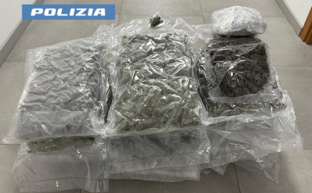 Al momento stai visualizzando Arrestato con 15 chili di droga nascosti nell’auto: la polizia interviene