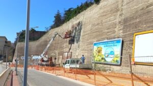 Scopri di più sull'articolo Rivitalizzazione del muro di via Europa: inizia il restyling accanto all’ex Villa del Sole