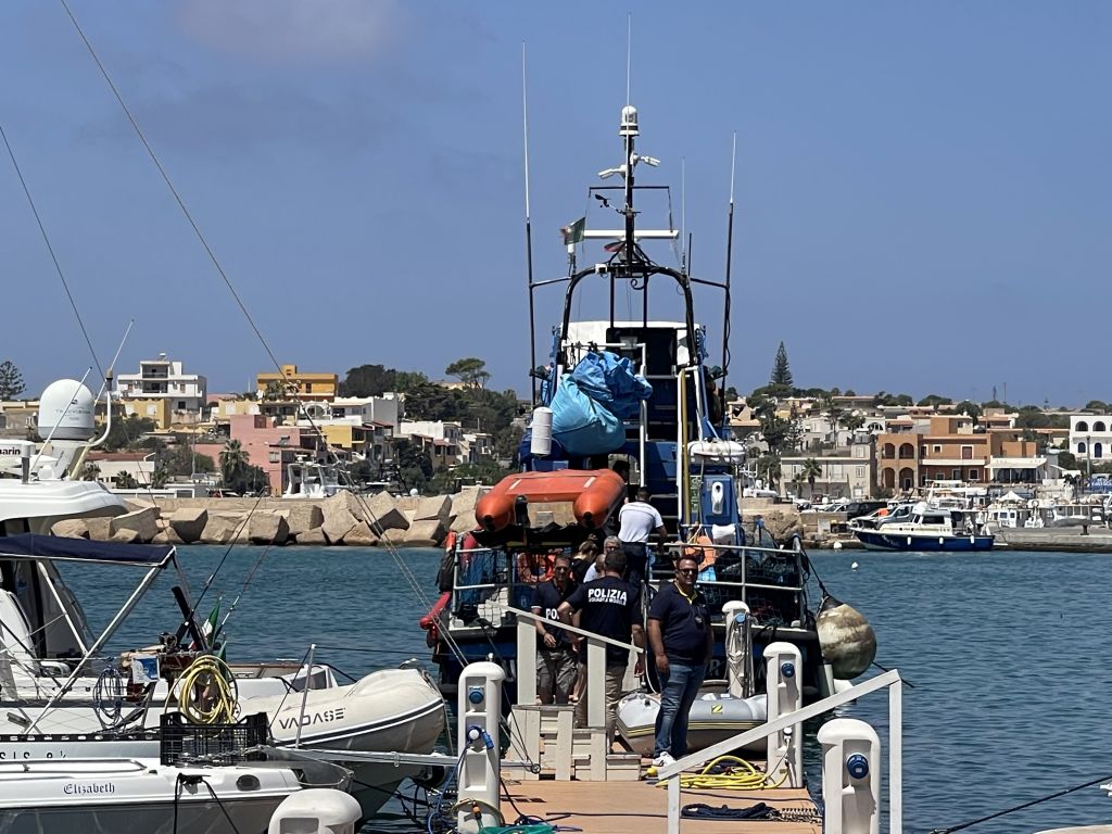 Al momento stai visualizzando Fermo per la nave Sea Watch dopo il salvataggio di migranti in mare
