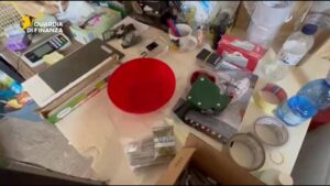 Scopri di più sull'articolo Laboratorio di droga smantellato: due persone in arresto