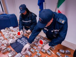 Scopri di più sull'articolo Scoperto con 42 chili di hashish in valigie, un arresto in città