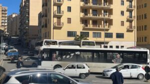 Scopri di più sull'articolo Caos e disordini nell’area abusiva degli autobus di fronte alla Questura