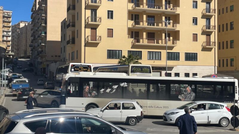 Al momento stai visualizzando Caos e disordini nell’area abusiva degli autobus di fronte alla Questura