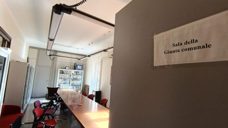 Al momento stai visualizzando Degrado urbano: la “sala giunta” del Comune al centro delle critiche