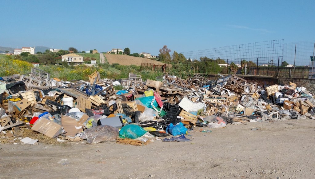 Al momento stai visualizzando Sigilli alla maxi discarica di via Sirio: intervento urgente delle autorità