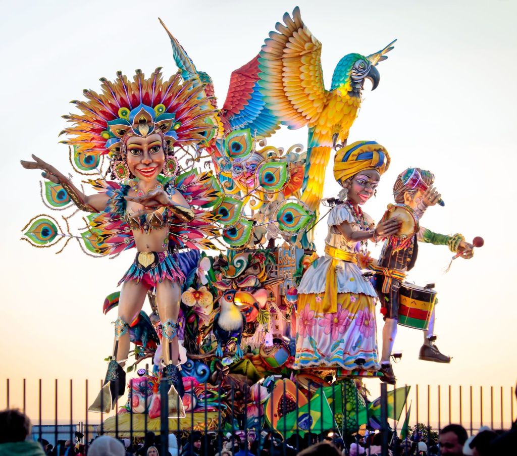 Al momento stai visualizzando Sciacca trionfa: il carro allegorico vince il primo premio ai Carnevali d’Italia 2026