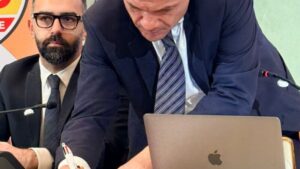 Scopri di più sull'articolo Cateno De Luca e due deputati si dimettono, colpo di scena all’Ars