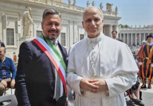 Scopri di più sull'articolo Il sindaco Nigrelli esprime solidarietà a Papa Leone XIV dopo attacco di Trump
