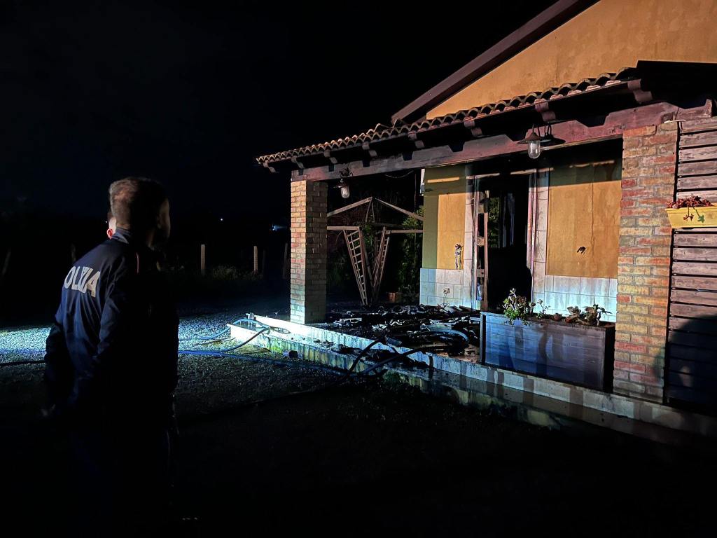 Al momento stai visualizzando Vigili del fuoco in azione per un incendio in una villetta a Licata