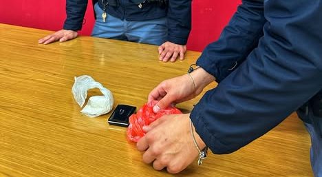 Al momento stai visualizzando Fuga disperata dalla Polizia: arrestato spacciatore, denuncia per un complice
