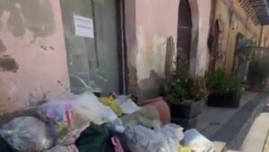 Scopri di più sull'articolo Discarica abusiva in piazza San Francesco, degrado a pochi passi da chiesa e Info point