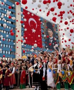 Scopri di più sull'articolo I “Fiori del Mandorlo” incantano Erdogan con la loro esibizione in Turchia