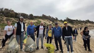 Scopri di più sull'articolo Volontari di Agrigento ripuliscono Maddalusa e Babbaluciara: 4 tonnellate di rifiuti raccolte