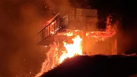 Al momento stai visualizzando Notte di paura a Licata: anziana salva la vita, casa distrutta dalle fiamme