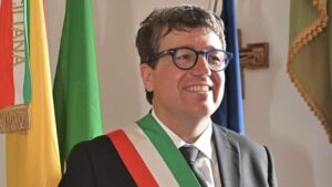 Scopri di più sull'articolo Menfi: il sindaco Clemente lancia una protesta contro la rimozione della posidonia
