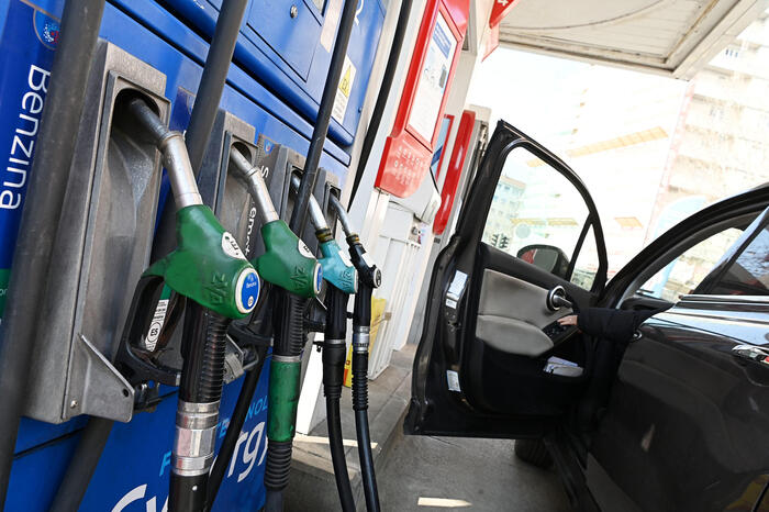 Al momento stai visualizzando Aumenti dei prezzi dei carburanti: la Sicilia paga il conto più salato