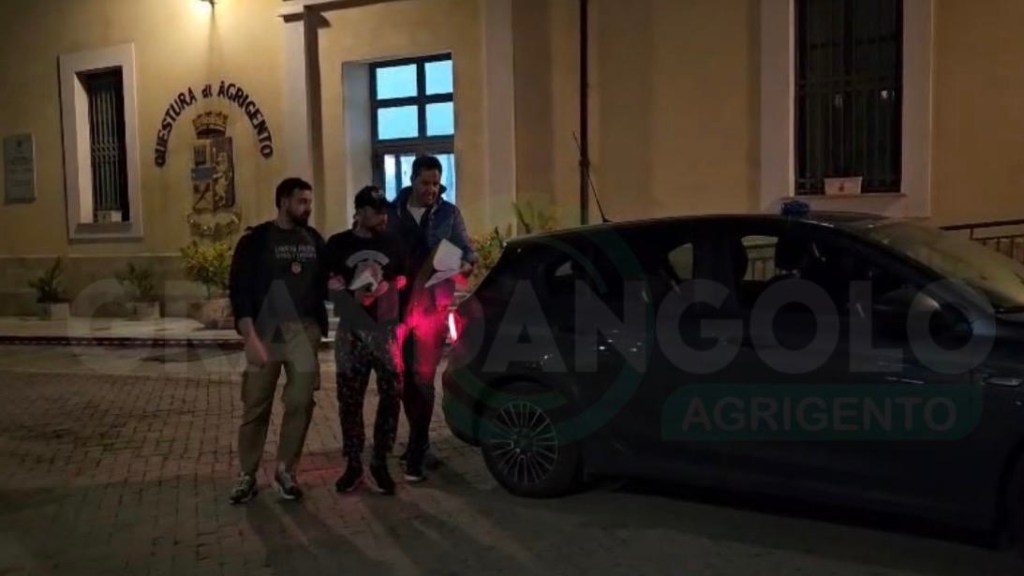 Al momento stai visualizzando Due truffatori arrestati a Porto Empedocle per rapina con auto rubata