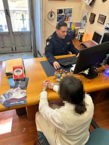 Scopri di più sull'articolo Settantenne arrestato per violenza sessuale su impiegata: tentato bacio e molestie
