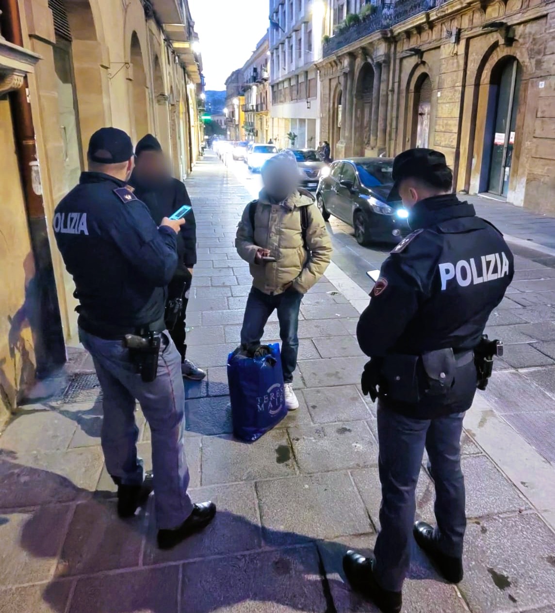 Al momento stai visualizzando Rissa notturna in via Atenea ad Agrigento, intervengono le forze dell’ordine