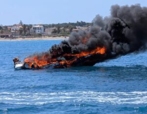 Scopri di più sull'articolo Incendio su una barca al largo di Noto, due diportisti messi in salvo