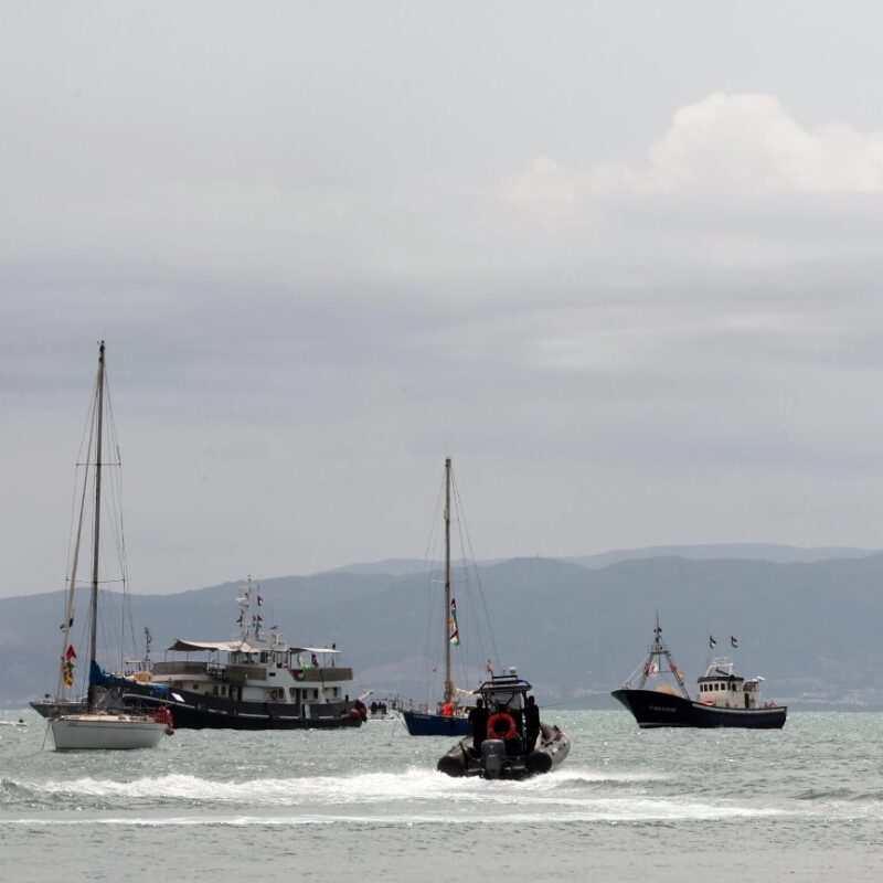 Al momento stai visualizzando Oltre 60 imbarcazioni partono da Augusta verso Gaza con la Global Sumud Flotilla