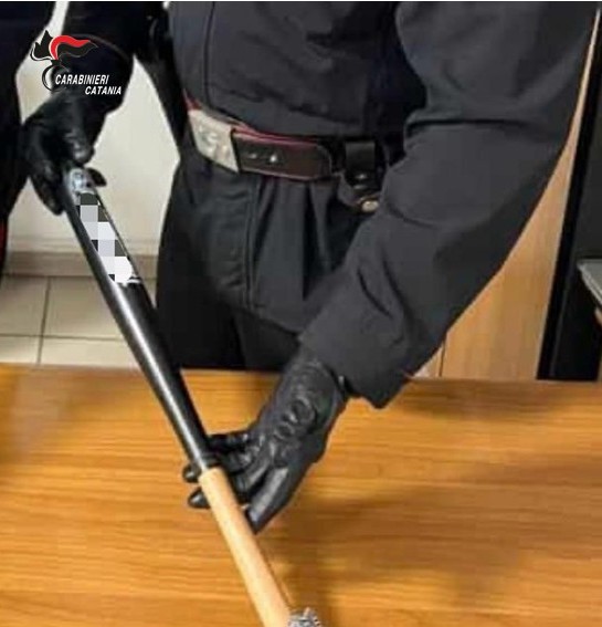 Al momento stai visualizzando Denunciato per occultamento di una mazza da baseball nel bagagliaio dell’auto