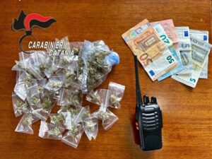Scopri di più sull'articolo Arrestato con droga e radio in mano, sorprende i carabinieri sul posto