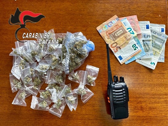 Al momento stai visualizzando Arrestato con droga e radio in mano, sorprende i carabinieri sul posto