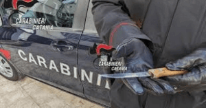 Scopri di più sull'articolo Denunciato un giovane sorpreso in auto con un coltello a serramanico