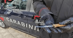Al momento stai visualizzando Denunciato un giovane sorpreso in auto con un coltello a serramanico