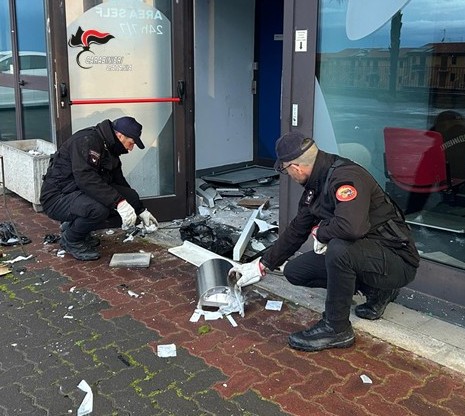 Al momento stai visualizzando Inseguimento mozzafiato dopo l’assalto a uno sportello bancomat: arrestato un uomo