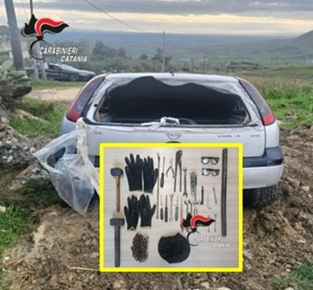 Al momento stai visualizzando Fuga dai carabinieri: un arresto dopo il volo dell’auto fuori strada
