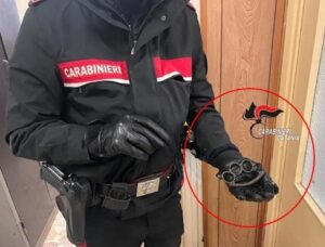 Scopri di più sull'articolo Denunciato 19enne sorpreso con un tirapugni nella moto