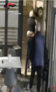 Scopri di più sull'articolo Denunciato 34enne per aver aggredito due uomini in un bar dopo una lite