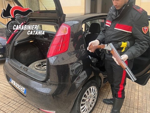 Al momento stai visualizzando Arrestato per possesso di droga e armi: scoperta nel garage e in casa