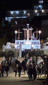 Scopri di più sull'articolo Don Maurizio Mangione invita alla riflessione davanti al Cristo crocifisso