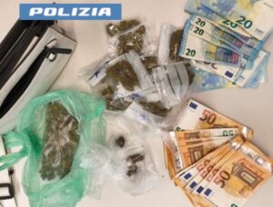 Scopri di più sull'articolo Giovane di 19 anni arrestato per spaccio di droga in scooter