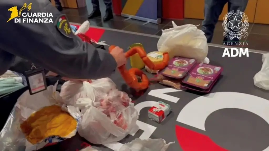 Al momento stai visualizzando Sequestrati all’aeroporto di Palermo 470 kg di alimenti non sicuri da ADM e GdF