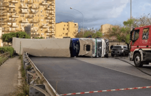 Scopri di più sull'articolo Incidente tra tir e auto: due feriti per il ribaltamento del mezzo pesante