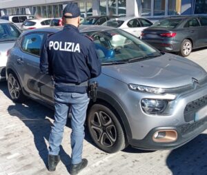 Scopri di più sull'articolo Pregiudicato sorpreso alla guida con lampeggiante delle forze dell’ordine