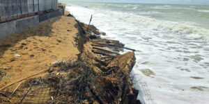Scopri di più sull'articolo Mareamico avverte: il mare distrugge il lido di San Leone nella notte
