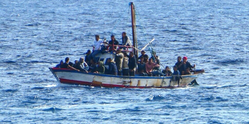 Al momento stai visualizzando Sbarco a Lampedusa: la nave Safira salva 60 migranti in difficoltà