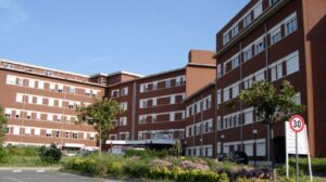 Scopri di più sull'articolo Grave incidente: un minorenne cade dal balcone e lotta per la vita