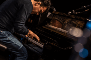 Scopri di più sull'articolo Paolo Buonvino in concerto al Teatro Pirandello: un viaggio musicale unico