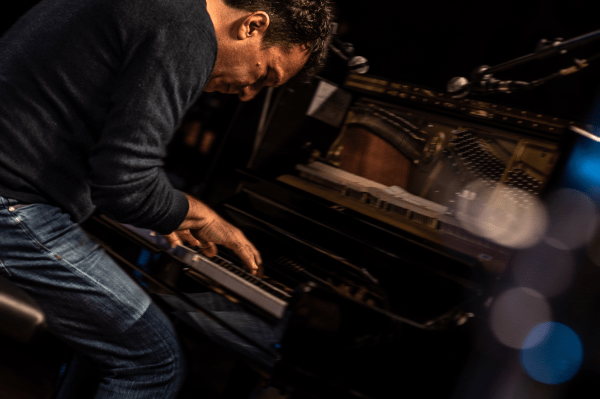 Al momento stai visualizzando Paolo Buonvino in concerto al Teatro Pirandello: un viaggio musicale unico