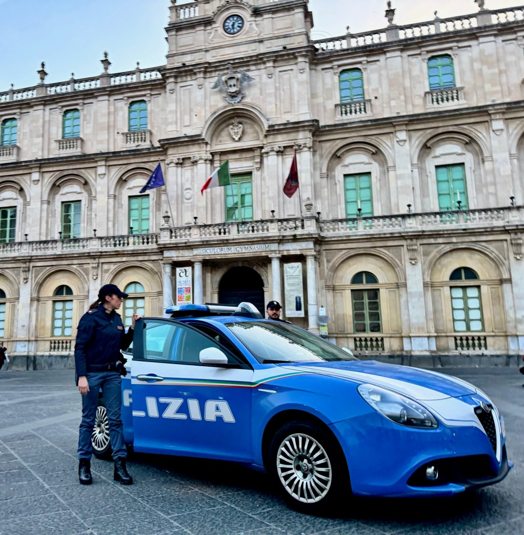 Al momento stai visualizzando Arrestata la ladra di portafogli: la Polizia la ferma in flagranza