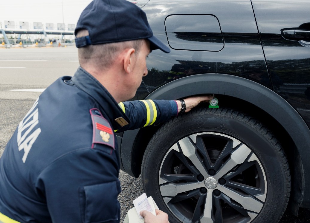 Al momento stai visualizzando Controlli pneumatici: la Polizia Stradale lancia la campagna Vacanze Sicure 2026