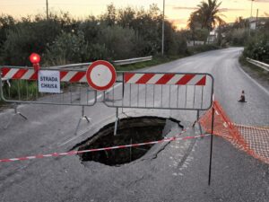 Scopri di più sull'articolo Cedimento stradale a Canicattì: chiusa la via in contrada Grotticelli